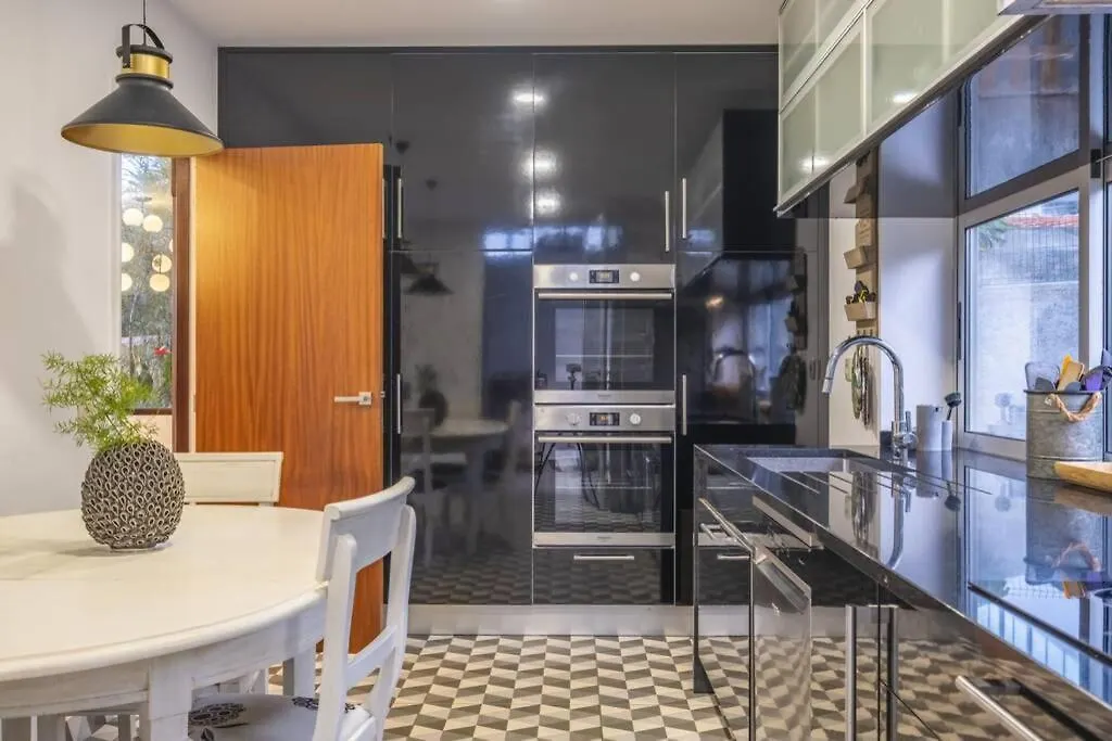 빌라 Charming Villa, Spacious, Beautiful Views! 푼샬