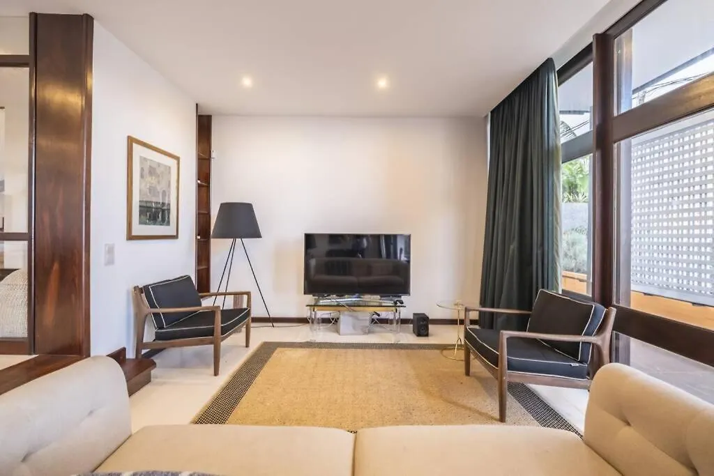 빌라 Charming Villa, Spacious, Beautiful Views! 푼샬