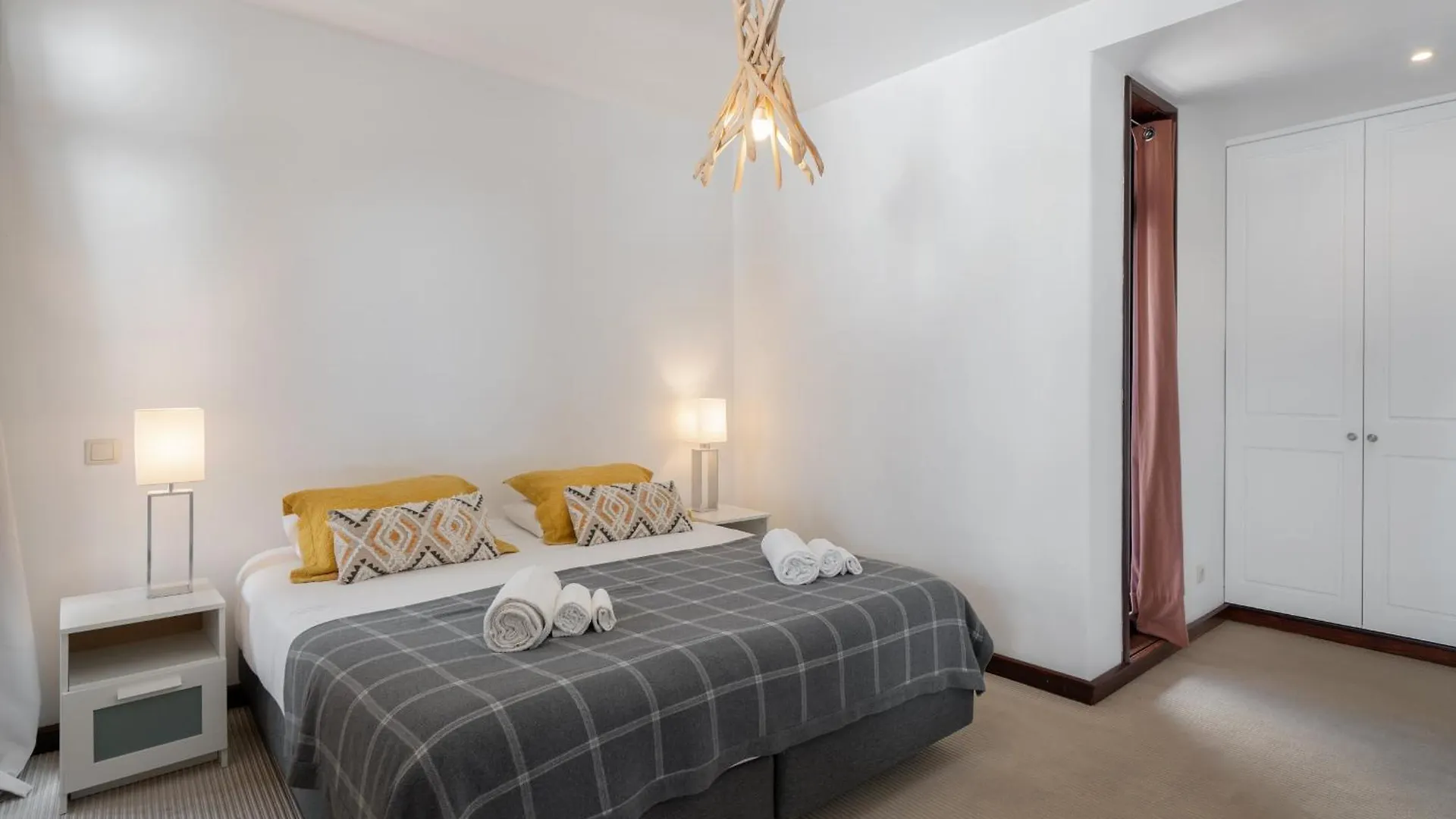 빌라 Charming Villa, Spacious, Beautiful Views! 푼샬