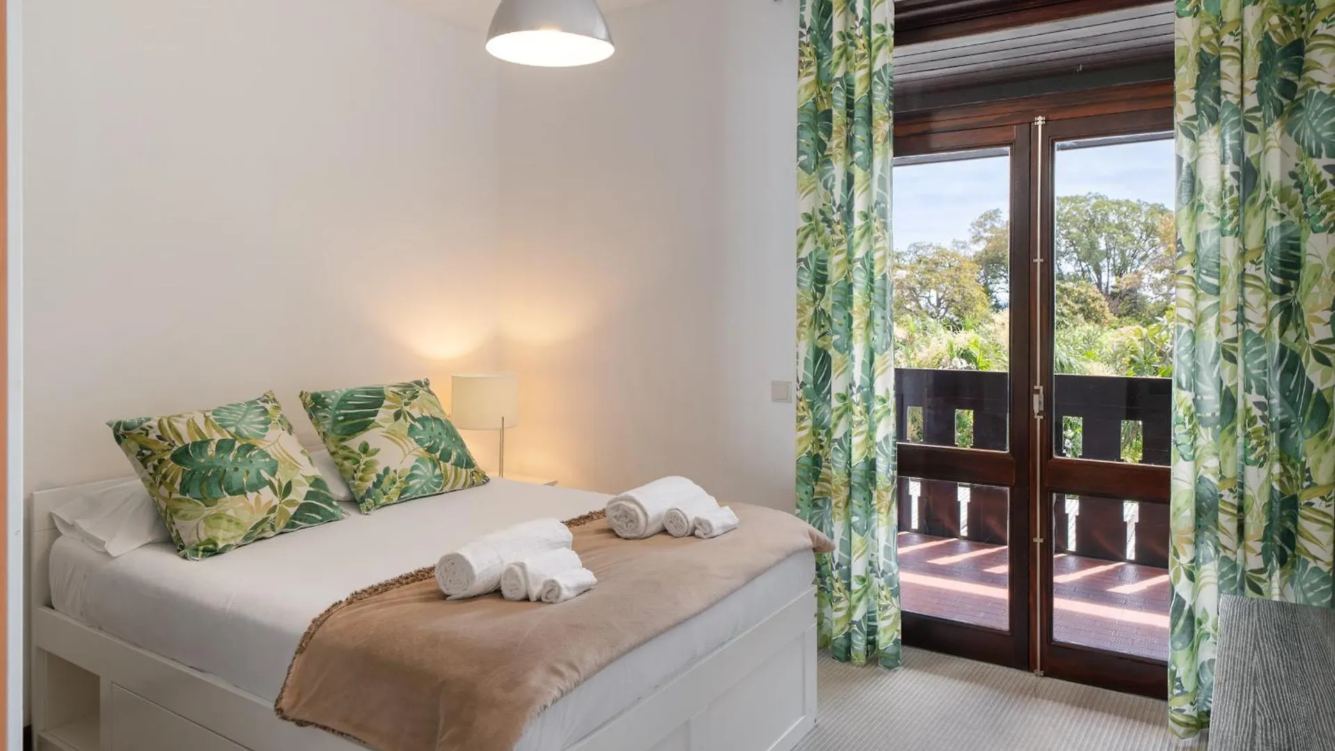 빌라 Charming Villa, Spacious, Beautiful Views! 푼샬